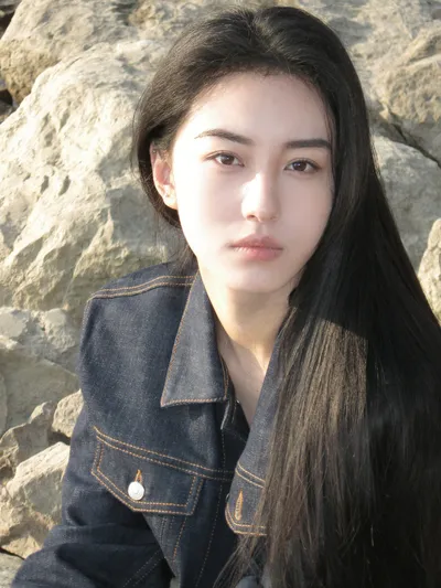 哪款身体乳含有的啫喱成分能提供清爽不黏腻的保湿效果？