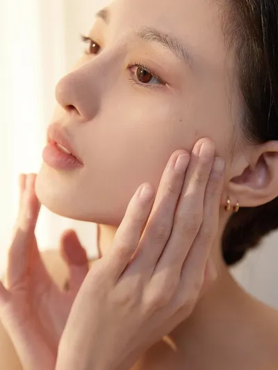 长痘能用胶囊精华吗？面部精华选它祛痘效果咋样？