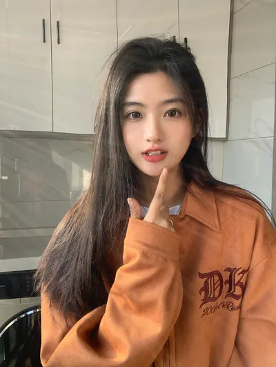 </think>” title=”</think>“></p>
<p>直接回答标题的问题：补水眼霜是什么？简单来说，它是一种专门为解决眼周肌肤干燥、缺水问题而设计的护肤品。相较于普通面霜，它的质地通常更轻盈，成分更温和且针对性更强，核心使命就是为脆弱的眼周“精准灌溉”，缓解因干燥引发的干纹、紧绷感，让眼周肌肤恢复水润饱满的状态。</p>
<p>我们的眼周皮肤非常薄，皮脂腺和汗腺分布少，自身“锁水”能力很弱，是最容易显露出干燥和衰老迹象的区域。日常的熬夜、长时间面对屏幕、气候干燥等，都会加速眼周水分的流失。这时候，一支好的补水眼霜就成了日常保养的必需品。</p>
<p>一款合格的补水眼霜，通常会包含以下类型的核心成分：</p>
<ul>
<li><strong>吸湿剂</strong>：如透明质酸（玻尿酸）、甘油，能像海绵一样吸收空气中的水分，为肌肤“补水”。</li>
<li><strong>封闭剂</strong>：如角鲨烷、各类植物油脂，能在皮肤表面形成一层保护膜，锁住水分，防止蒸发，起到“锁水”效果。</li>
<li><strong>修护舒缓成分</strong>：如神经酰胺、泛醇（维生素B5），有助于强健眼周脆弱的皮肤屏障，提升其自身的保湿力。</li>
</ul>
<p>那么，哪些人特别需要补水眼霜呢？其实几乎所有肤质都适用，尤其是以下人群：</p>
<ul>
<li>眼周时常感觉干燥、紧绷的人。</li>
<li>化妆时眼周容易卡粉、出现干纹的人。</li>
<li>刚开始出现浅表性干纹（即因干燥形成的小细纹）的年轻肌肤。</li>
<li>在空调房或干燥地区生活工作的人。</li>
</ul>
<p>选择补水眼霜时，不必盲目追求贵价产品。关键看成分表是否含有上述有效的保湿成分，并选择质地清爽好吸收、不油腻闷痘的款式。坚持每日早晚使用，取米粒大小，用无名指轻柔点涂按摩，就能让它的补水效果最大化。</p>
<p>总之，了解补水眼霜是什么，是科学护肤的第一步。它就像你眼周的“专属小水库”，是基础却至关重要的一环。现在就开始，为你疲惫的眼周肌肤挑选一款合适的补水眼霜吧，持之以恒的呵护，是对自己最显见的关爱。</p>
<p><strong>问：补水眼霜是什么牌子的好，该如何根据自己的情况选择？</strong></p>
<p>答：并没有“最好”的统一品牌，关键是根据自身肤质和需求选择。对于年轻肌肤或油性肌肤，首选含有透明质酸、质地啫喱状的清爽型补水眼霜，避免长脂肪粒。对于干性肌肤或熟龄肌，则需要选择同时含有玻尿酸和角鲨烷、牛油果脂等封闭性成分的乳霜质地产品，补水锁水双管齐下。敏感肌则应优先关注成分简单、无香精酒精、带有舒缓修护功能的产品。建议先从小样试用开始，观察皮肤的接受度和保湿效果。</p>
		</article>
								            <div class=