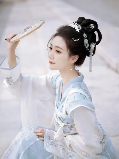 唇釉和传统唇膏涂起来的感觉为啥不一样呢？