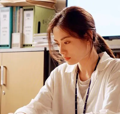 眼部啫喱和眼霜到底有什么区别呢? 眼部啫喱和眼霜到底有什么区别呢?