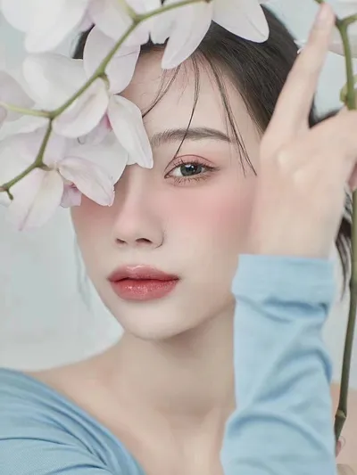 挑选抗老精华时，哪些成分对熟龄肌特别友好？