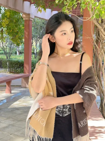 发黄暗沉的皮肤用美白精华能改善吗？