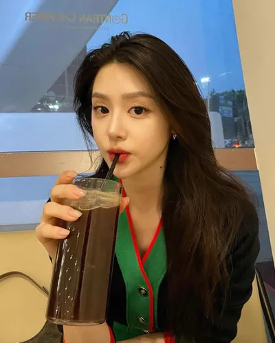 该怎么正确使用精油唇膏才能滋养嘴唇？